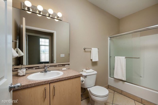 Building Photo - 6101 SE 93rd Ave