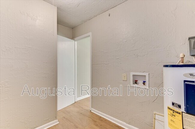Building Photo - 329 E View Dr