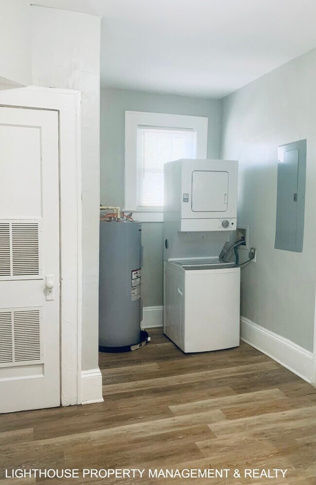 Building Photo - Bright & Delightful 2 Bed/1 Bath Townhome!