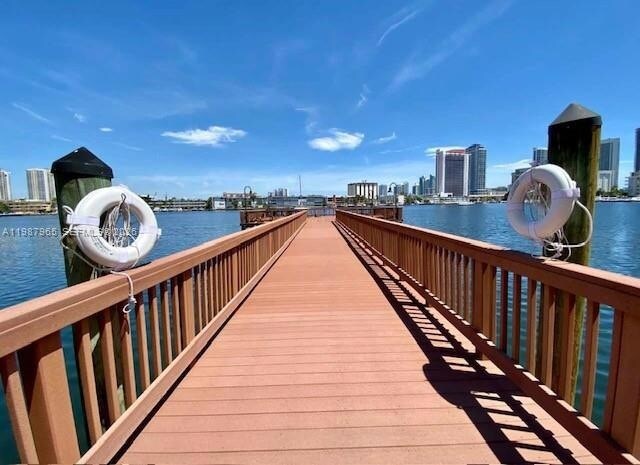 Building Photo - 400 Golden Isles Dr