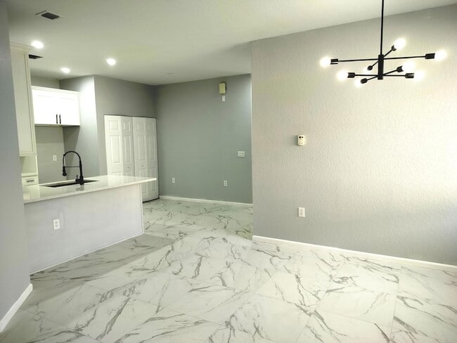 Building Photo - 826 Middleton Dr SW