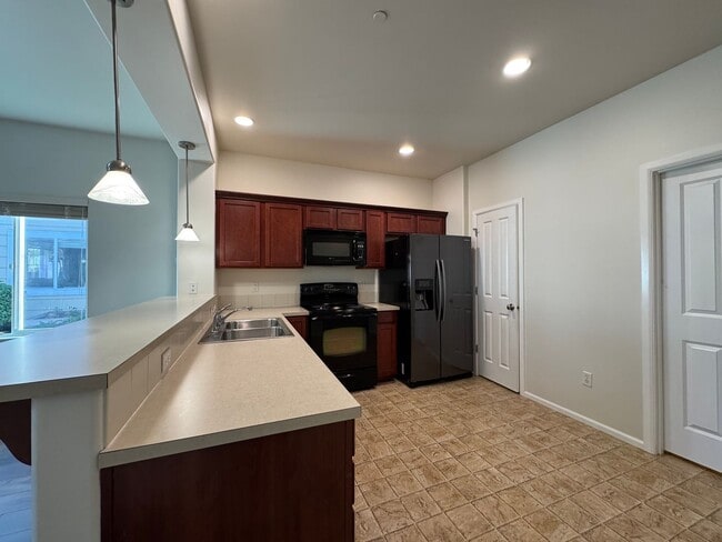 Building Photo - 2 Bed, 3 Bath in Cordata Neighborhood