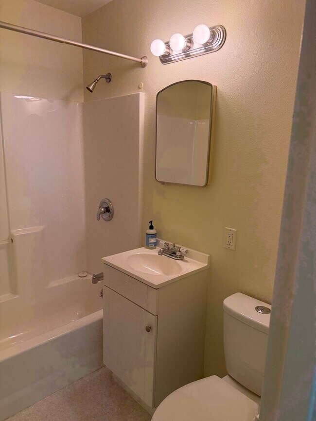 Building Photo - Updated 2 bedroom 1 bathroom house in Eugene!