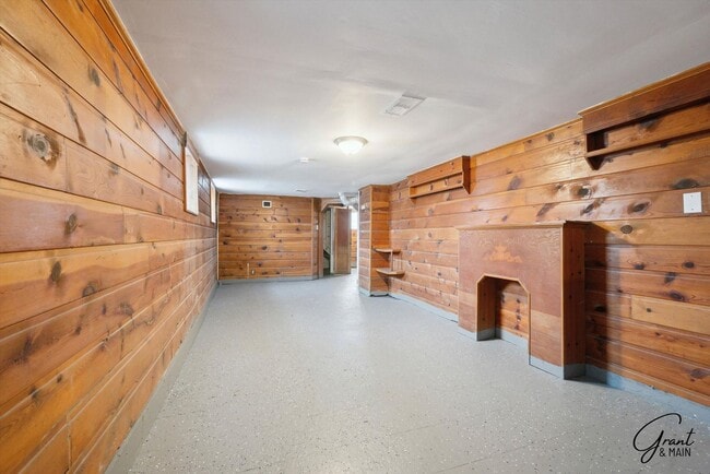 Building Photo - 4 bedroom $1300