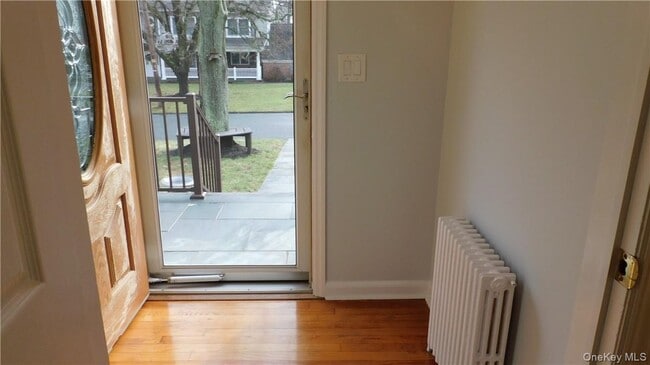 Building Photo - 10 S Nauraushaun Rd