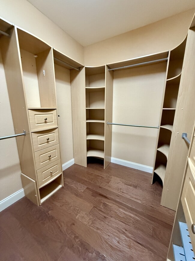 Building Photo - 421 Amberland Ln