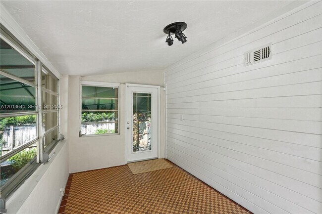 Building Photo - 2460 SW 24th St