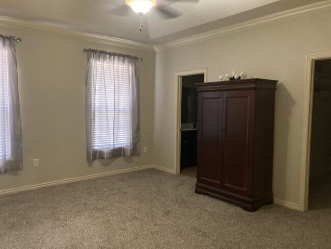 Building Photo - 2610 N Brush Creek Dr