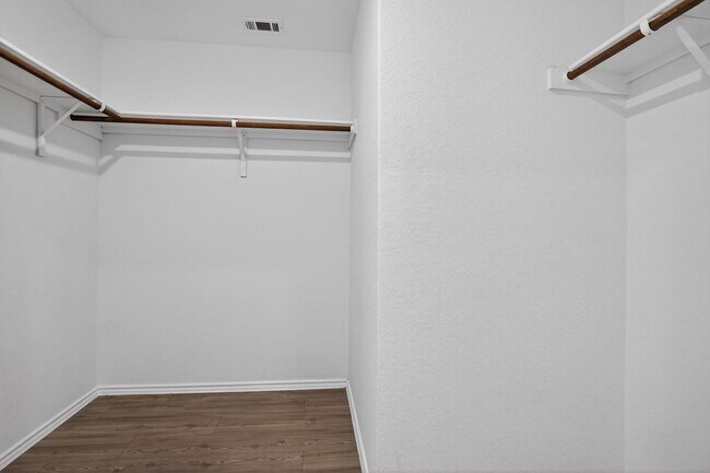 Building Photo - Modern 4-Bedroom Home in Crescent Hills – Open Concept & Private Yard