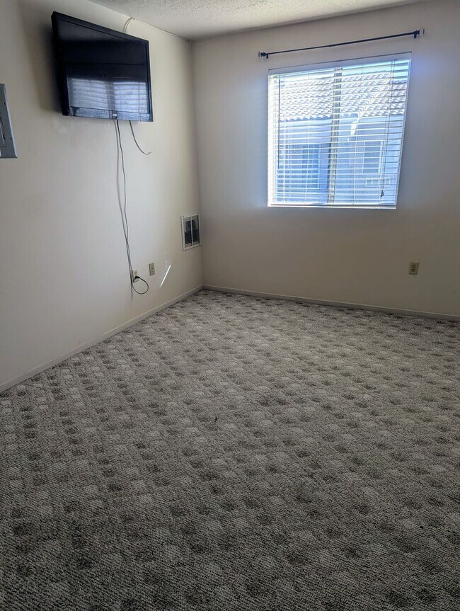 Building Photo - One Bedroom Smokey Lane Condo!