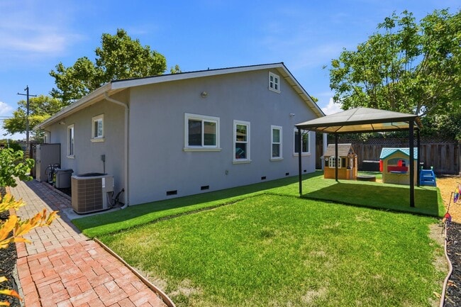 Building Photo - Wow! What a Great Home! Available Soon!