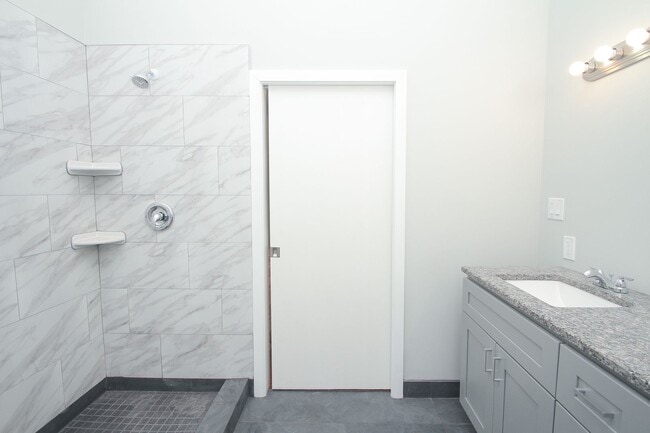 Building Photo - Large Point Breeze Home