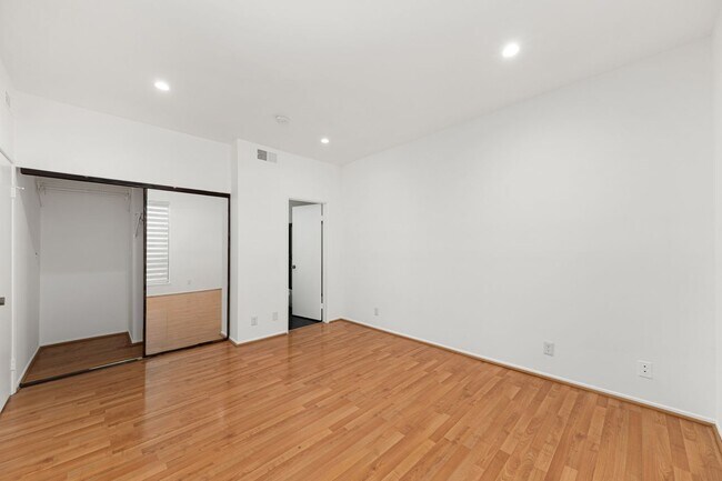 Second en-suite, view 2 - 1745 S Bentley Ave