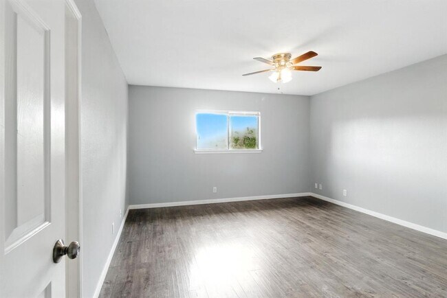 Building Photo - 2402 Glen Field Dr