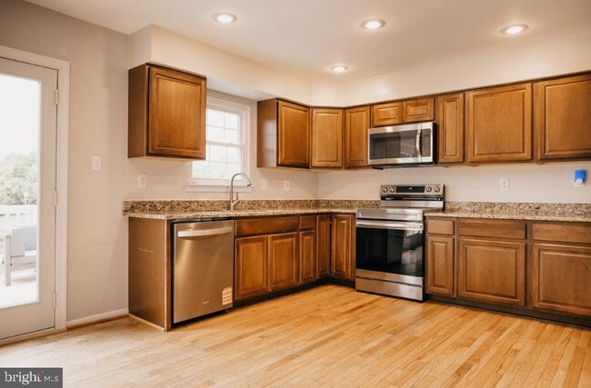 Building Photo - 394 Doral Ct