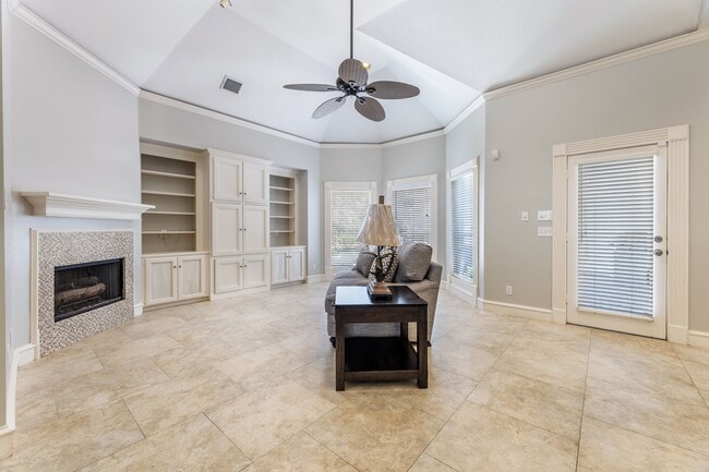 Building Photo - 10 Acorn Cluster Ct