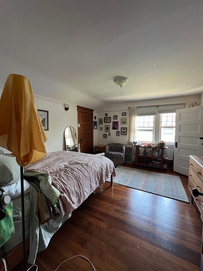 Building Photo - Charming 1910 Craftsman Home – 3BR/2BA + B...