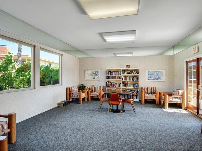 Building Photo - 6868 Hyde Park Dr