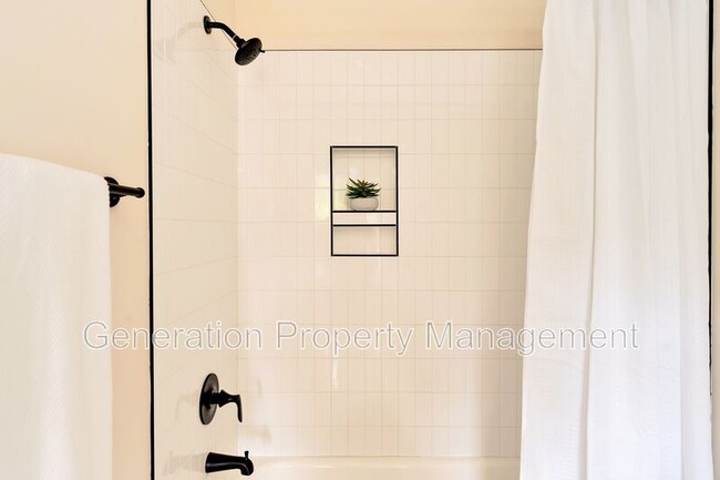 Building Photo - 733 N Market St