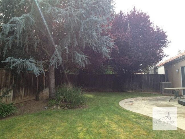 Building Photo - Beautiful Woodward Lake home on a large corner lot.