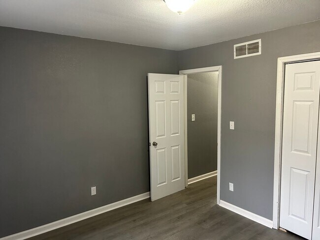 Building Photo - 3 Bedroom House