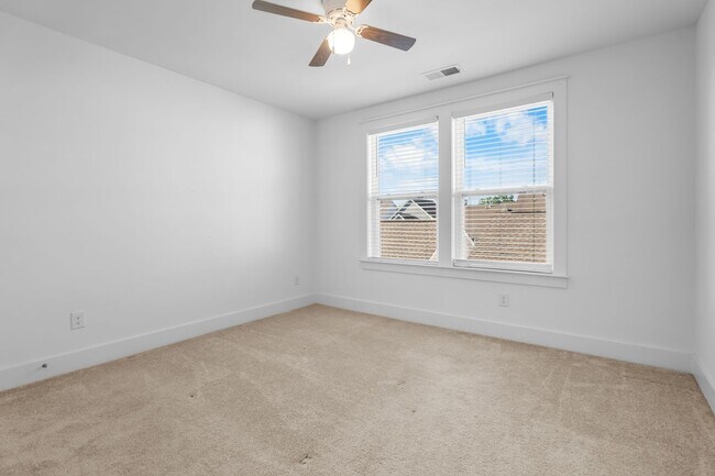 Building Photo - 235 Southmen Ln
