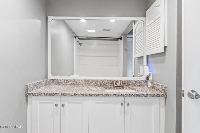 Building Photo - 6901 N Lagoon Dr