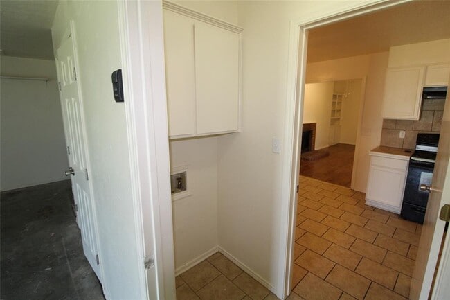 Building Photo - 211 Skylark Ct