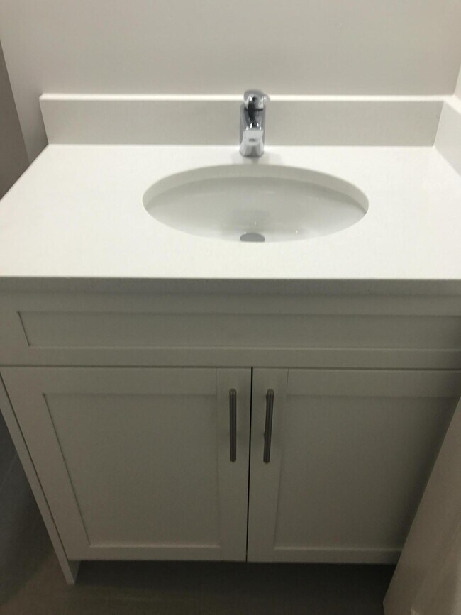 Building Photo - 142 SW 8th Ave