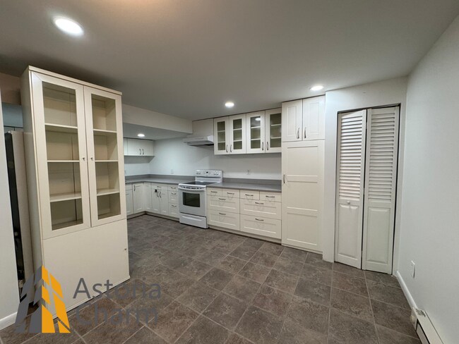 Building Photo - Spacious 5 Bedroom 3 Bath + Den Single Family Detached Home