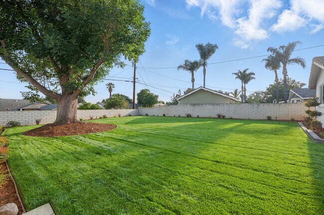 Building Photo - Stunning Home for Entertaining in Highly S...