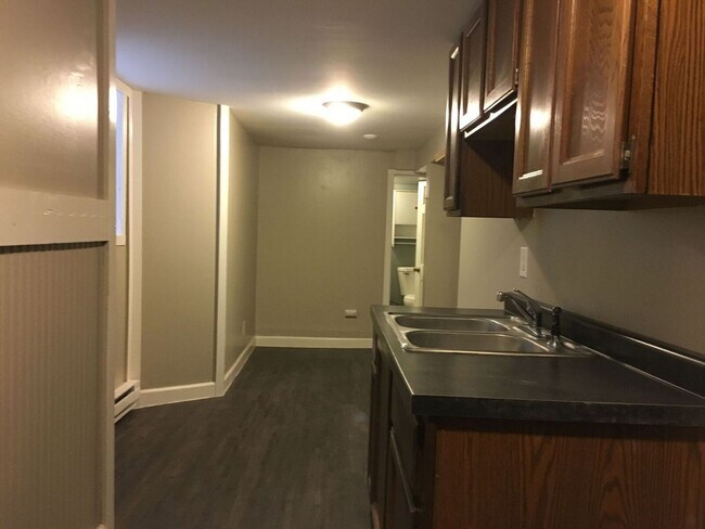 Building Photo - AVAILABLE SEPTEMBER 1st - 1 Bed 1 Bath Efficiency Apt across from Portland Square Park