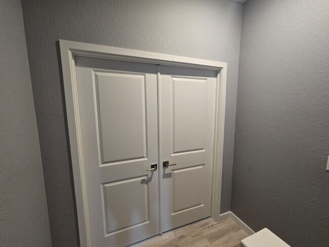 Building Photo - Bright and Easy-Living Home in Riviera Beach