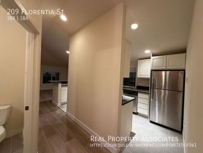 Building Photo - 209 Florentia St