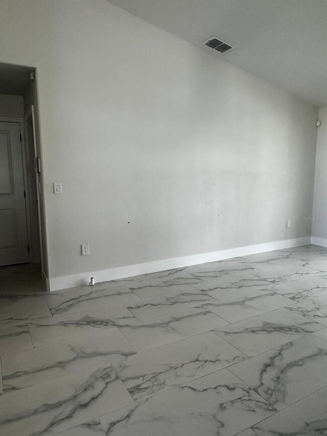 Building Photo - 2652 Hawthorne Ln