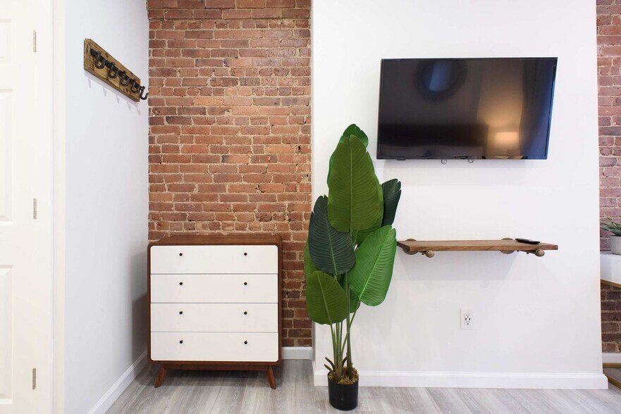 Building Photo - 240e E 75th St