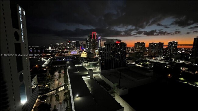Building Photo - 1750 N Bayshore Dr