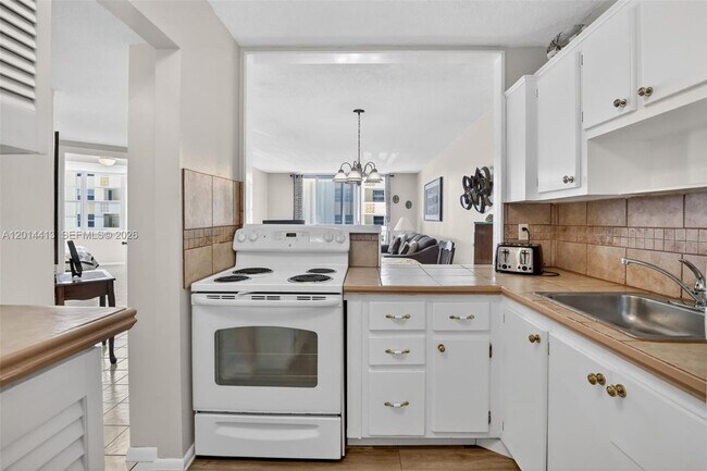 Building Photo - 1817 S Ocean Dr