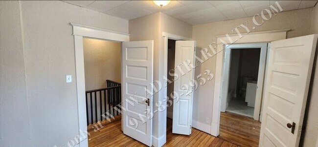 Building Photo - Large 2-story 4 Bed 1.5 Bath Home in Leave...