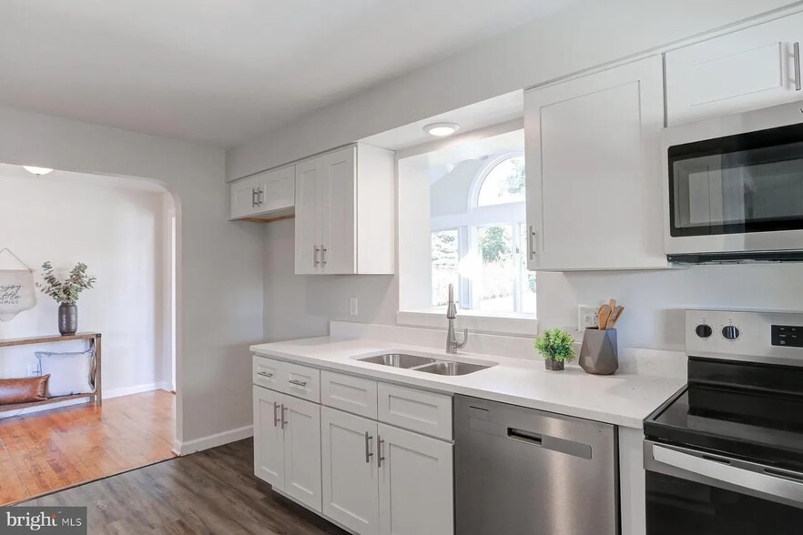 Kitchen - 2360 Sycamore Rd