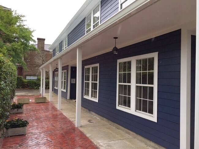 Building Photo - 2 Bedroom 1.5 Bath Townhouse - Downtown Charleston