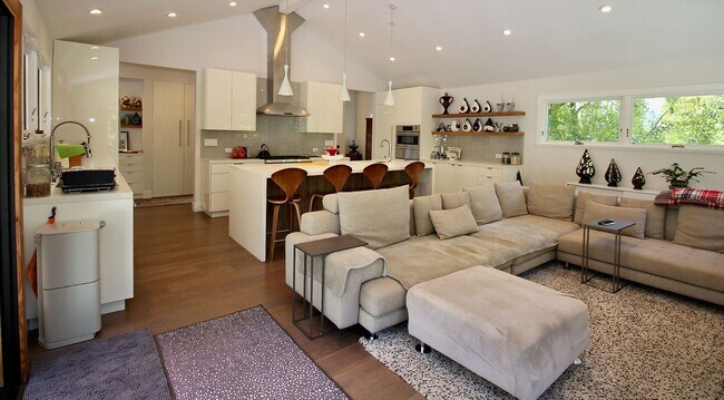 Building Photo - Bright, Stylish Living with Exceptional Ou...
