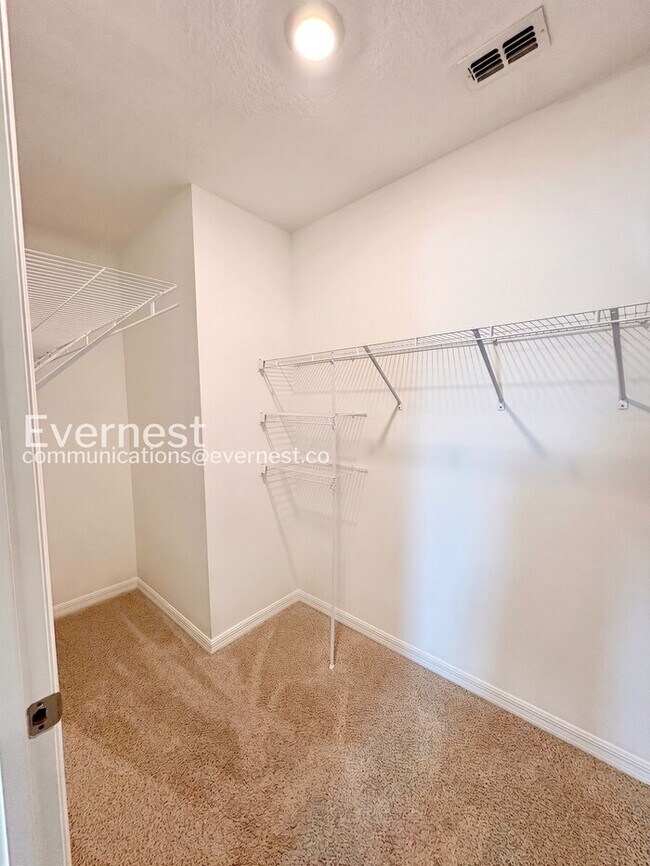 Building Photo - Limited Time Special Offer / 5 Bed/3 Bath Home with Garage / Pet-Friendly / Vouchers Accepted / A...