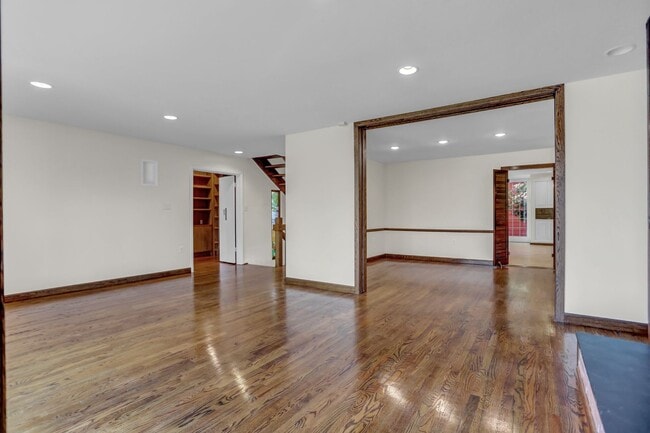 Building Photo - AMAZING SPACIOUS END UNIT TOWNHOUSE IN PRIME LOCATION