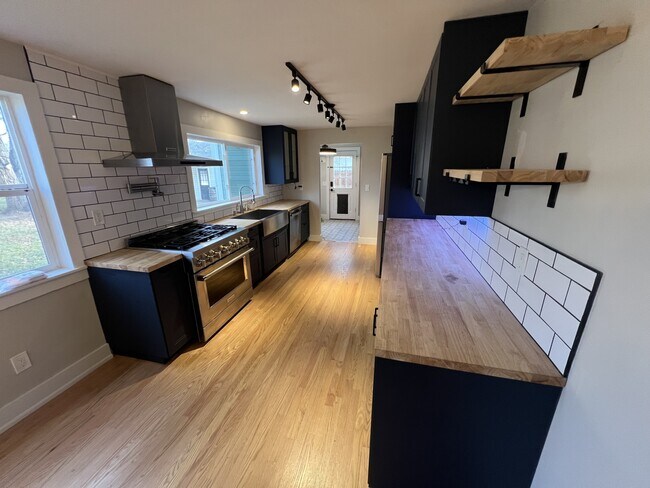 Building Photo - 334 W Willox Ln