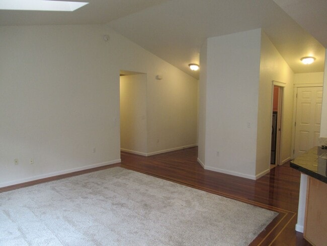 Building Photo - Large Four Bedroom in South Salem