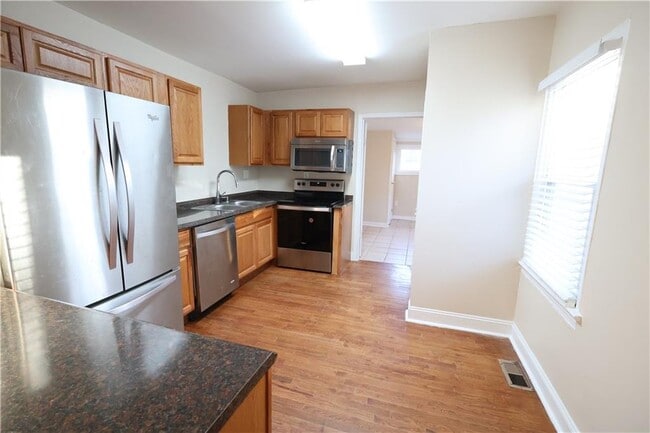 Building Photo - 2561 Eastwood Dr