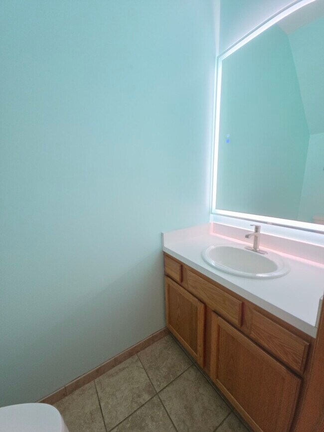 Building Photo - 10 Waverly Ct