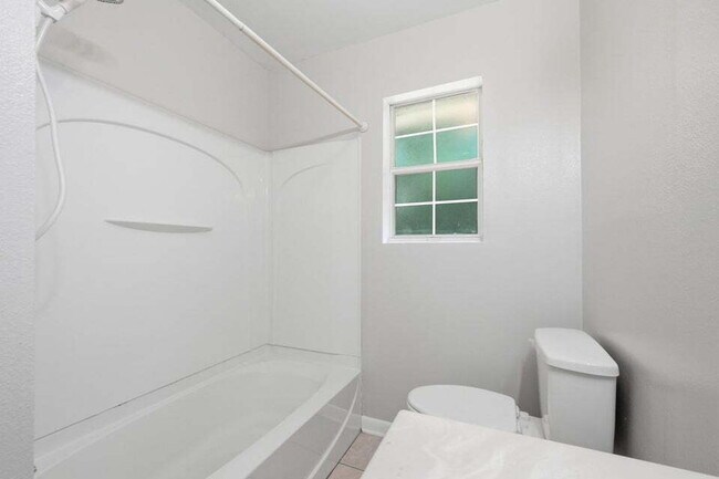 Building Photo - A small-town charm ready for move in!