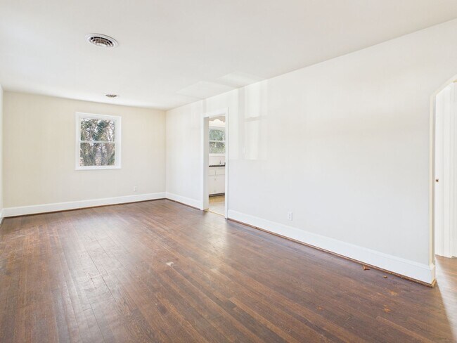 Building Photo - 1815 Powell Rd